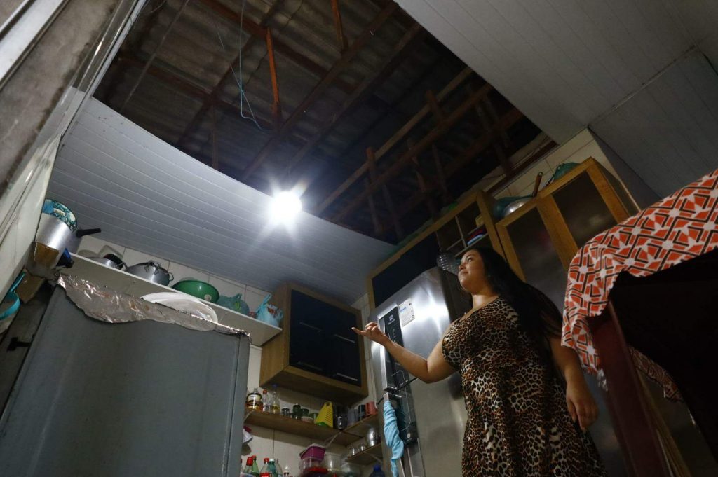 Sobrevoo de helicóptero quebra vidraças de unidade de saúde e derruba forro de casa em Belém