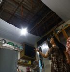 Sobrevoo de helicóptero quebra vidraças de unidade de saúde e derruba forro de casa em Belém