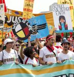 Marcha Global Indígena reúne povos tradicionais e ativistas no início da 2ª semana da COP 30 em Belém