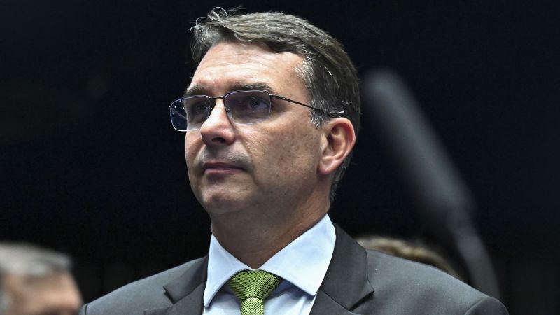 Datafolha: 54% acham que Bolsonaro quis fugir; 33% acreditam em surto