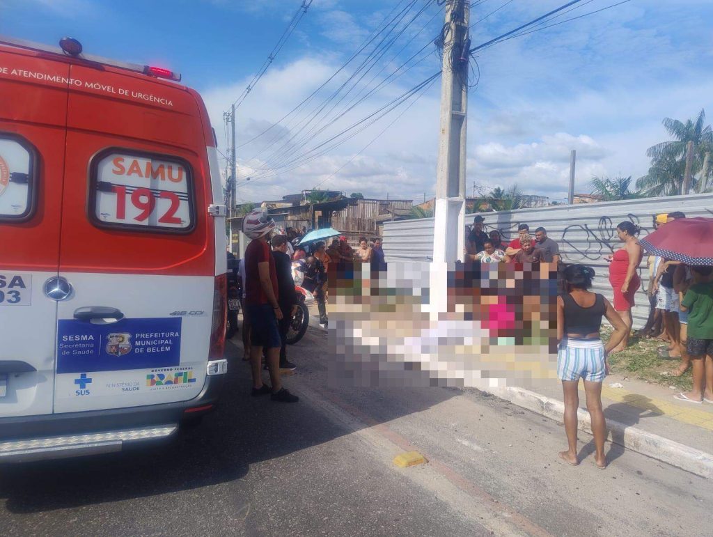Mulher morre e homem fica ferido após colisão de motocicleta com poste, em Belém