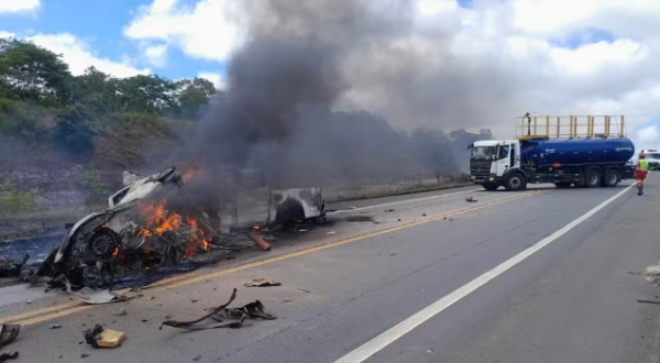 Onze pessoas morreram em acidente entre dois carros na BR-101