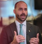 Risco de prisão trava retorno de Eduardo Bolsonaro ao Brasil