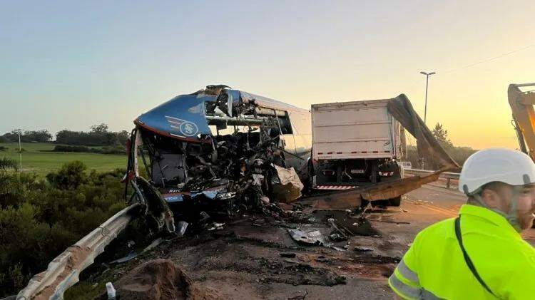 Paraense morre em grave acidente entre ônibus e caminhão na BR-116, no RS