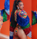 Alane usa look de xuxinhas de cabelo no ensaio da Grande Rio