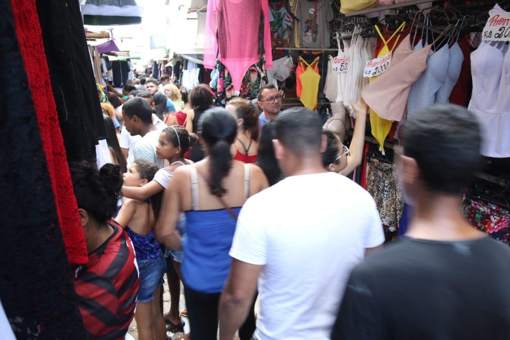 Comércio prevê criar 850 mil empregos no Brasil em 2026, mas inadimplência recorde preocupa