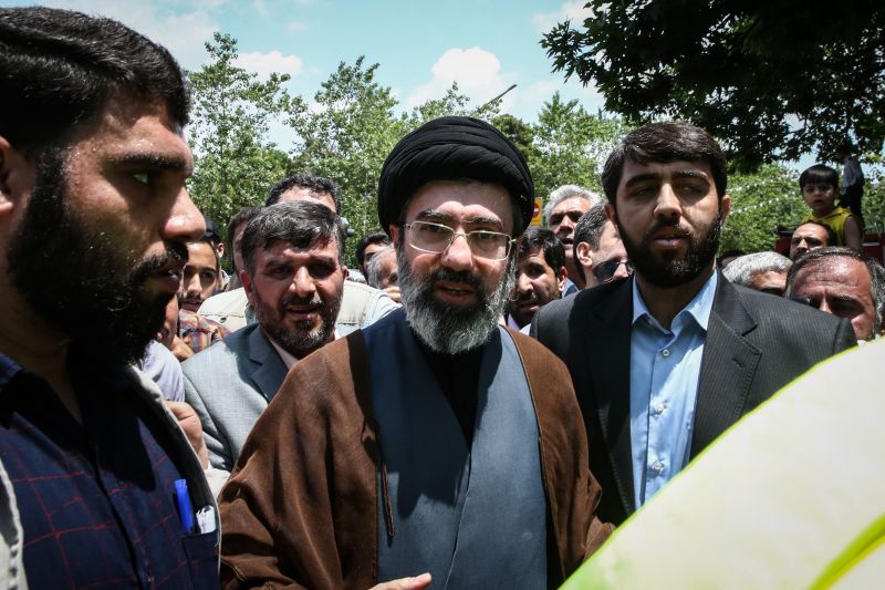 Sucessor de Khamenei, filho do aiatolá tem laços com Guarda Revolucionária