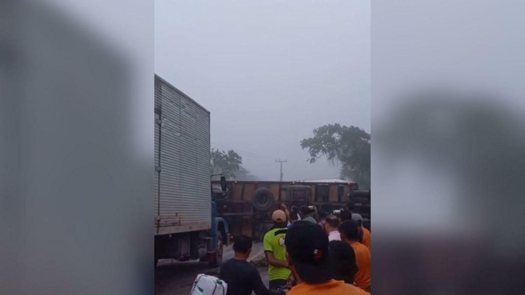 Caminhão-baú tomba e bloqueia trânsito na PA-475, em Moju