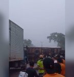 Caminhão-baú tomba e bloqueia trânsito na PA-475, em Moju
