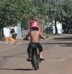 Flagrante: criança é vista pilotando 'mini moto' sozinha pelas ruas; veja o vídeo!