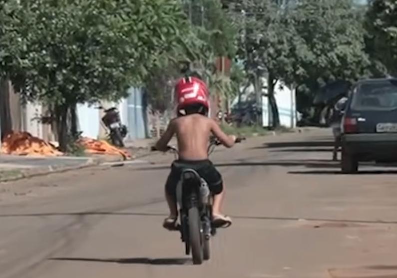 Flagrante: criança é vista pilotando 'mini moto' sozinha pelas ruas; veja o vídeo!