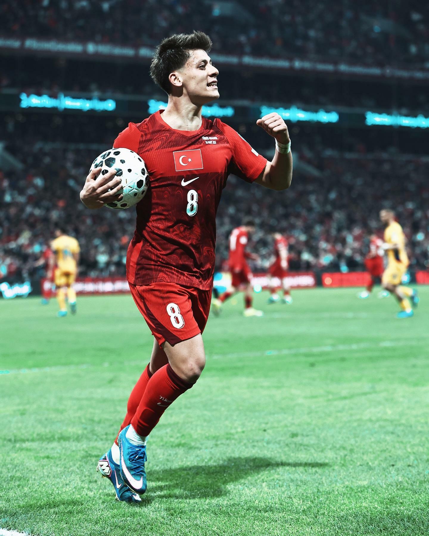 Turquia comprova favoritismo diante da Romênia e fica a um jogo de voltar à Copa após 24 anos