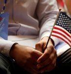 EUA têm maior alta de empregos em 15 meses mas guerra no Irã ameaça mercado