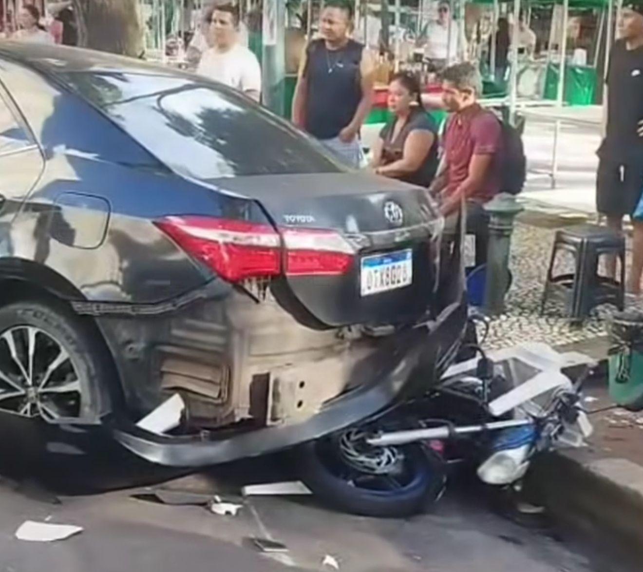 Acidente na Presidente Vargas: carro atinge veículos estacionados e causa danos materiais em Belém