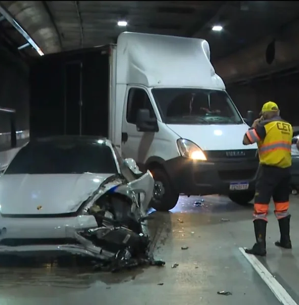 Porsche bate em outro carro em acidente grave no Túnel Ayrton Senna, zona sul de São Paulo