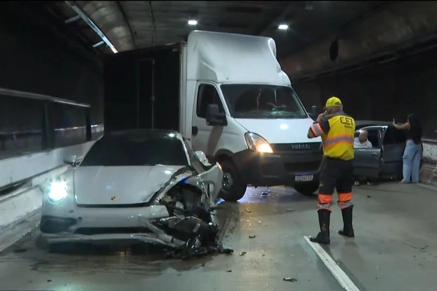 Porsche bate em outro carro em acidente grave no Túnel Ayrton Senna, zona sul de São Paulo