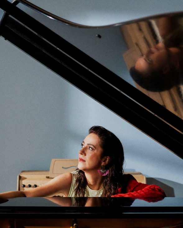 Entre tradição e invenção, Erika Ribeiro recria Villa-Lobos em novo álbum