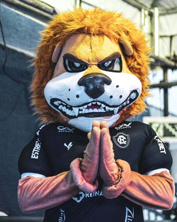 Torcida do Remo protesta contra o time na sede do clube