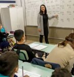 Crianças brasileiras vão melhor em linguagem do que em matemática, diz OCDE