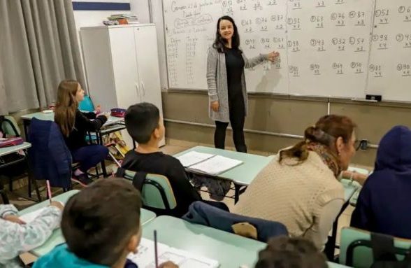 Crianças brasileiras vão melhor em linguagem do que em matemática, diz OCDE