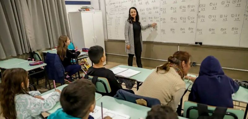 Crianças brasileiras vão melhor em linguagem do que em matemática, diz OCDE