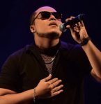Cantor paraense Ever estreia show solo 'Entre Amores e Canções' no Porto Ver-o-Rio em Belém
