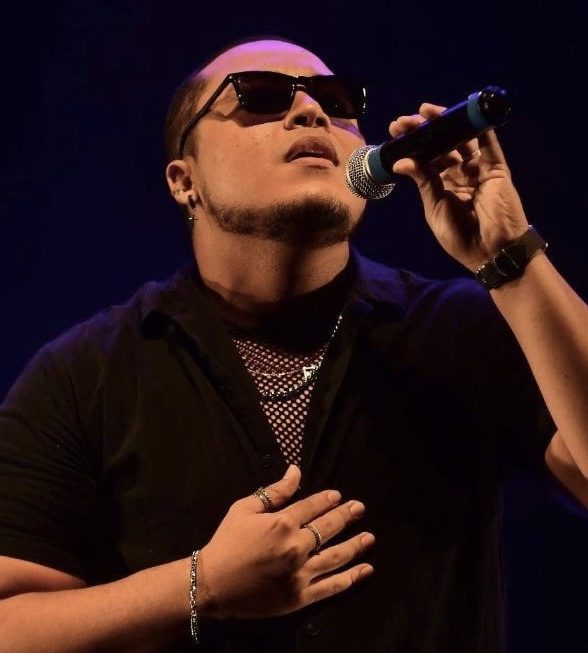 Cantor paraense Ever estreia show solo 'Entre Amores e Canções' no Porto Ver-o-Rio em Belém