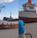 Barco pesqueiro 'fantasma' é encontrado na Praia de Ajuruteua, em Bragança