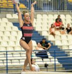 Lorrane Oliveira sofre queda feia durante etapa da Copa do Mundo de ginástica e tem trauma cervical