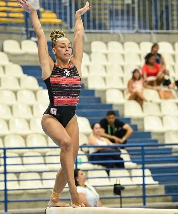 Lorrane Oliveira sofre queda feia durante etapa da Copa do Mundo de ginástica e tem trauma cervical
