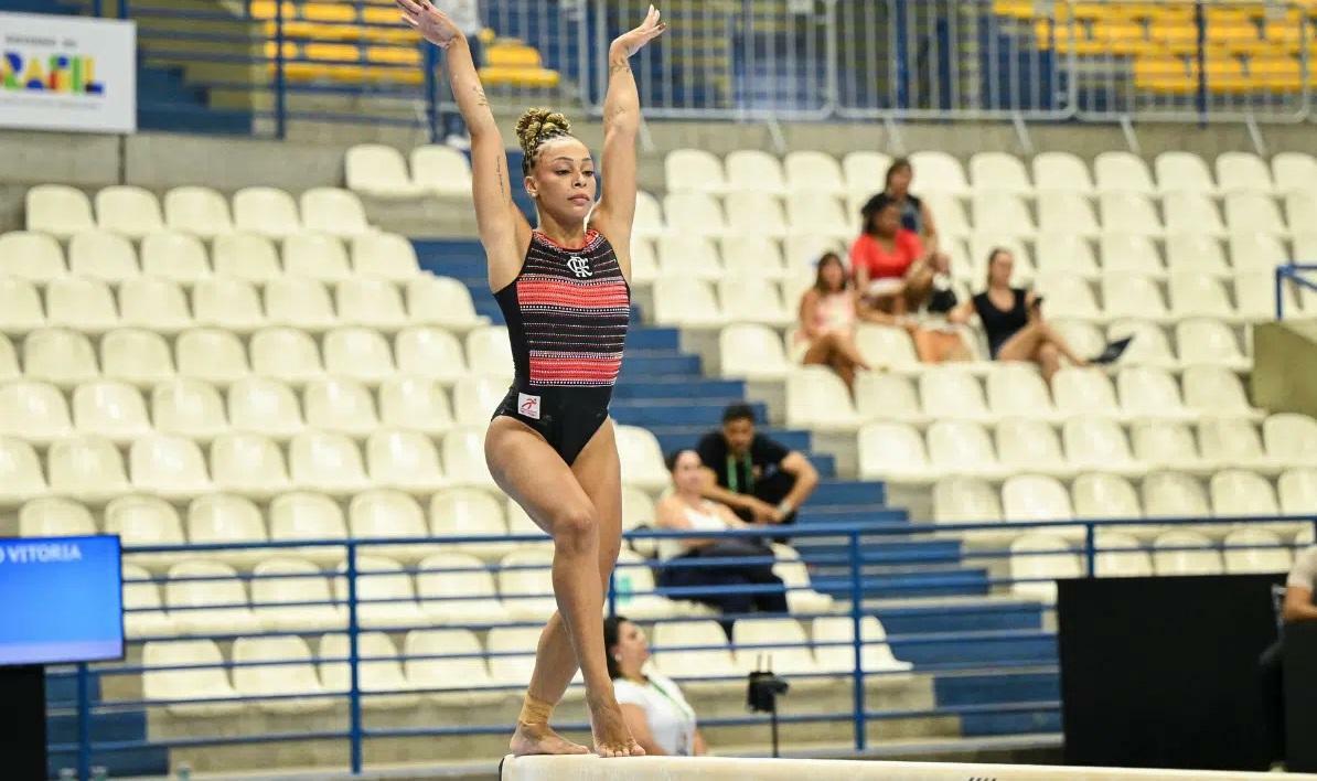 Lorrane Oliveira sofre queda feia durante etapa da Copa do Mundo de ginástica e tem trauma cervical