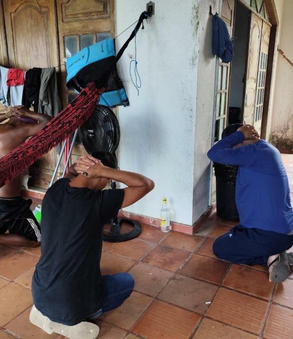 Com identidade falsa, homem procurado pela Interpol e mais quatro são presos em fazenda no Marajó
