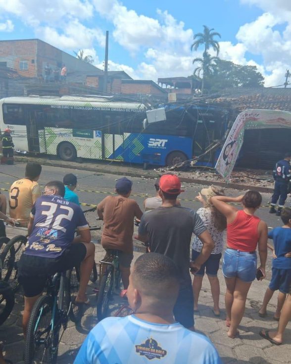 Mulher em motocicleta morre em acidente com ônibus do BRT Metropolitano em Ananindeua