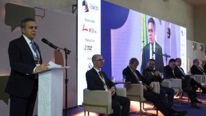 Municípios com menos de 70% de professores concursados devem assinar TAG nesta terça (11)