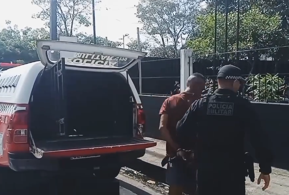 Homem é preso após perseguir idosa e tentar roubar bolsa dentro de residência em Bragança